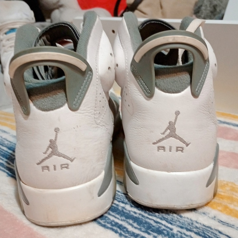 Jordan Athletic Shoes White and Gray Monochromatic Design